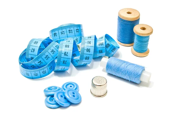 Makaralar, mavi iş parçacığı, düğmeler ve metre — Stok fotoğraf