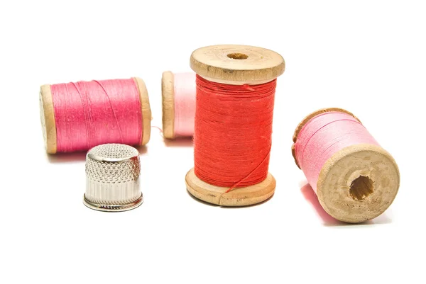 Thimble and spools of thread — Stock Photo, Image