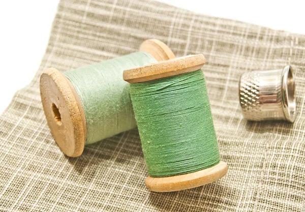 生地に緑の糸の 2 つのスプール — ストック写真