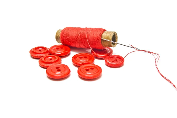 Bottoni rossi e filo — Foto Stock