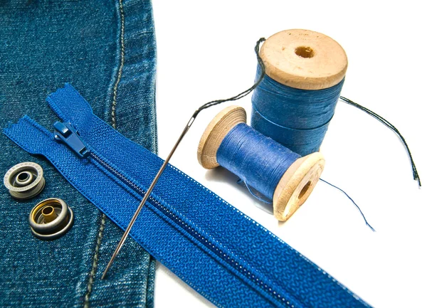 Denim biru dengan zipper dan tombol — Stok Foto