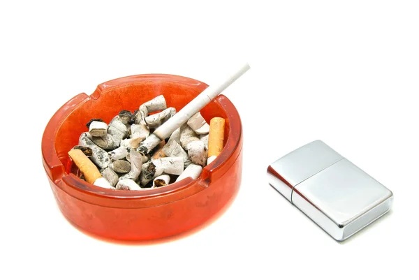 Accendino argento e sigaretta in posacenere — Foto Stock