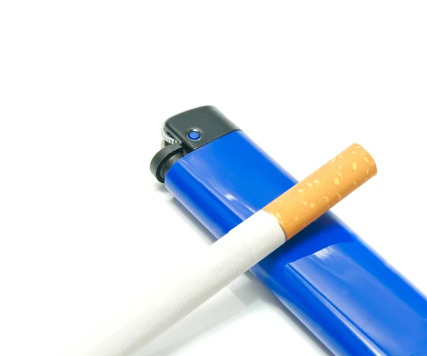 Zapalovače a jedna cigareta — Stock fotografie