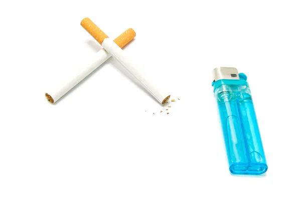 Briquet bleu et deux cigarettes — Photo