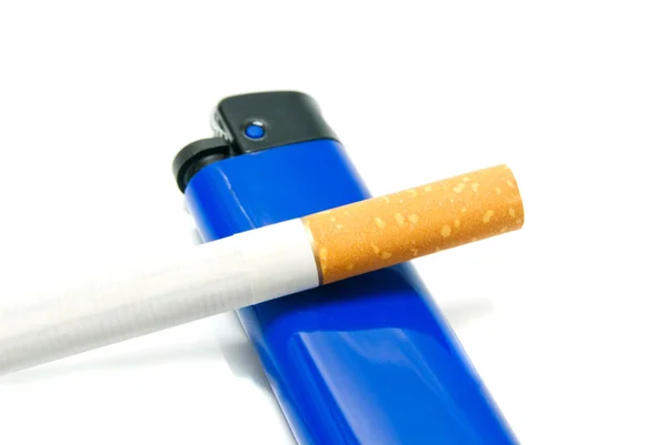 Eine Zigarette und Feuerzeug auf weiß — Stockfoto