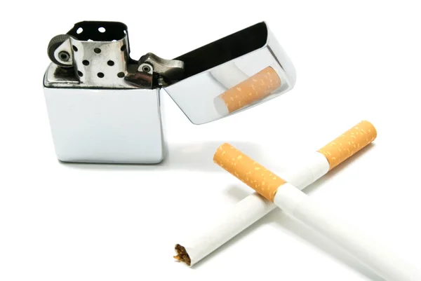 Kovový zapalovač a dvě cigarety — Stock fotografie