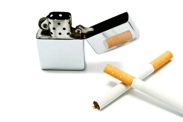 Kovový zapalovač a dvě cigarety closeup — Stock fotografie
