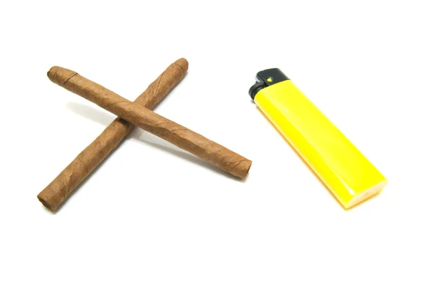 Isqueiro amarelo e dois charutos — Fotografia de Stock