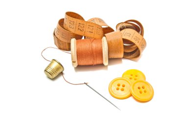 biriktirme turuncu iplik, yüksük ve düğmeleri