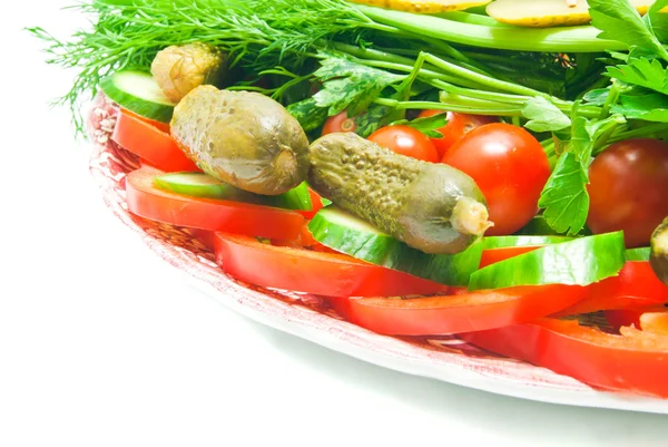 Различные овощи на стеклянной тарелке — стоковое фото