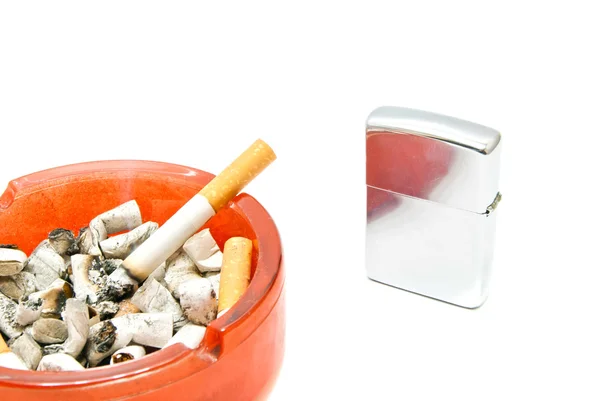 Kovový zapalovač a jedné cigarety — Stock fotografie
