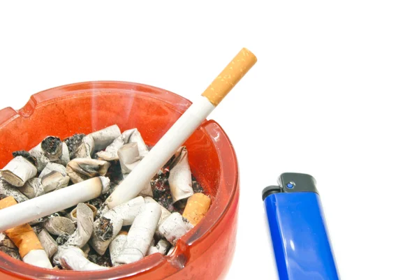 Modrý zapalovač a dvě cigarety — Stock fotografie