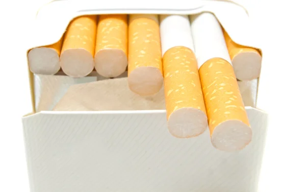 Algunos cigarrillos en paquete en blanco — Foto de Stock