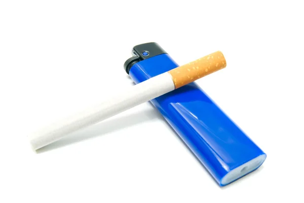 Jedna cigareta a plastový zapalovač — Stock fotografie