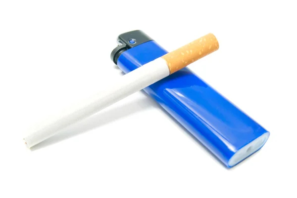 Eine Zigarette und ein Feuerzeug — Stockfoto