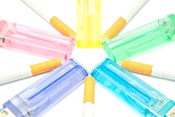 Diferentes isqueiros e cigarros — Fotografia de Stock