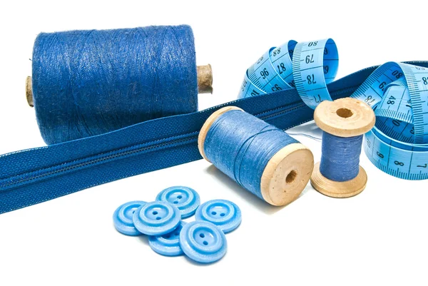 Blauwe rits en spoelen van blauwe wol — Stockfoto
