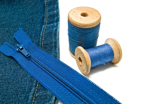 Denim dengan zipper dan thread — Stok Foto