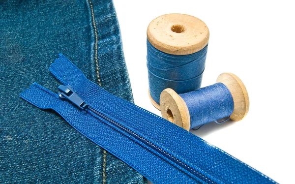 Blaue Jeans mit Reißverschluss und Garnspulen — Stockfoto