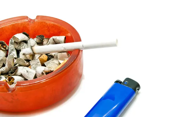 Modrý zapalovač a cigaret — Stock fotografie