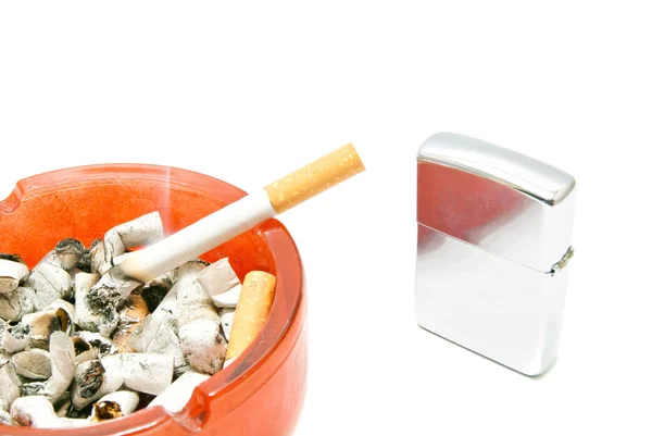 Одна сигарета и зажигалка — стоковое фото