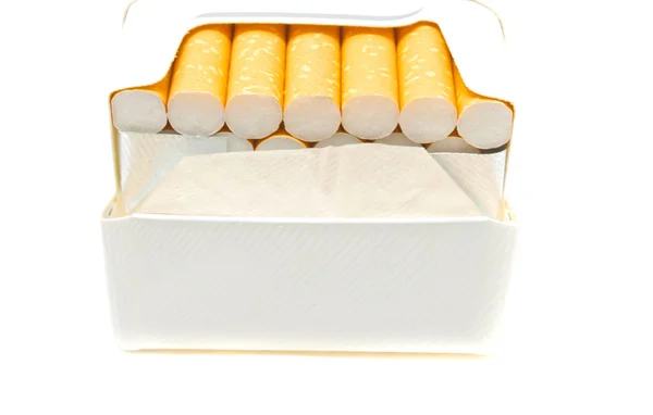 Τσιγάρα σε πακέτο σε λευκό — Φωτογραφία Αρχείου