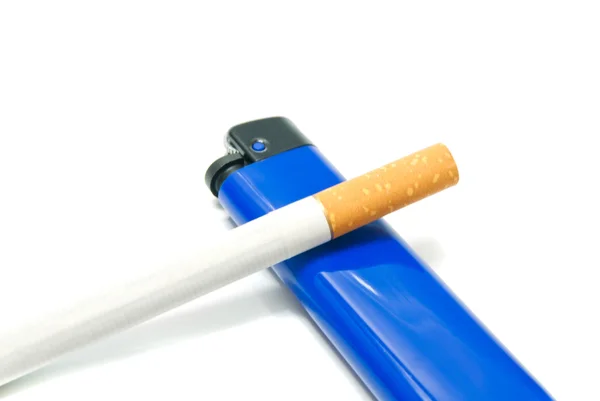 Jeden papieros i pblue lżejsze — Zdjęcie stockowe