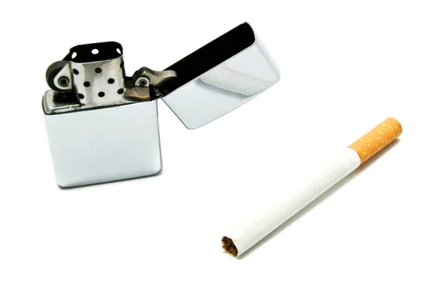 Fém öngyújtó és cigaretta — Stock Fotó