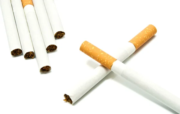 Μερικά τσιγάρα σε λευκό — Φωτογραφία Αρχείου