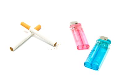 plastik çakmaklar ve iki sigara