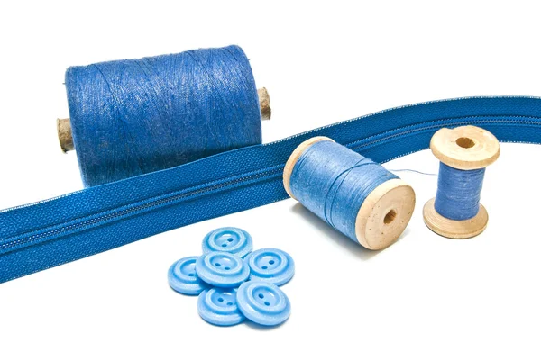 Катушки голубой нитки и кнопки — стоковое фото