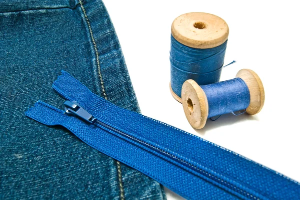 Denim dengan zipper dan spools dari thread — Stok Foto