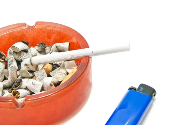 Blaues Feuerzeug und Zigarette auf weißem Grund — Stockfoto