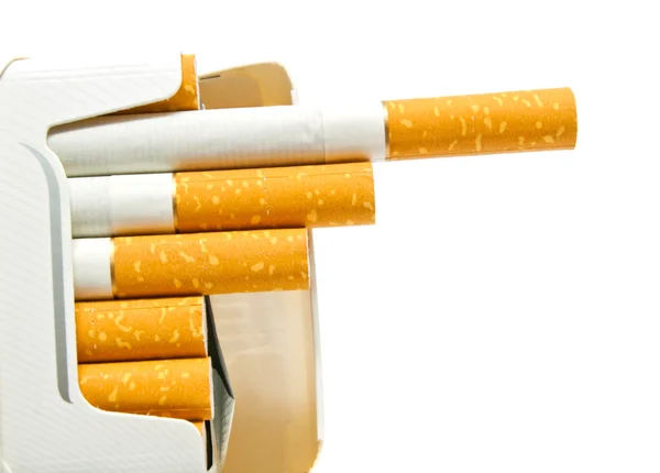 Pełny pakiet papierosów na biały — Zdjęcie stockowe