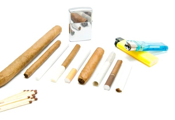 Briquets, allumettes et cigarettes — Photo