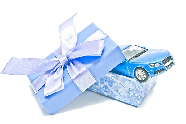 Single gift box with car — Stock Photo, Image