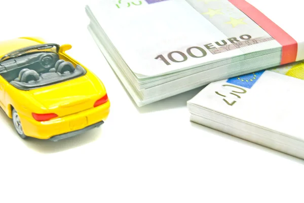 Gele auto op eurobiljetten — Stockfoto
