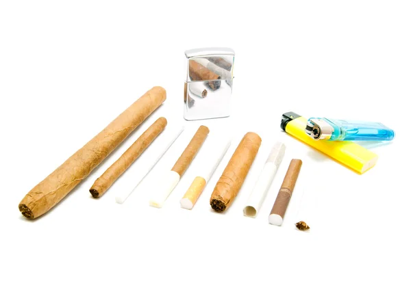 Különböző cigaretta és különböző öngyújtók — Stock Fotó