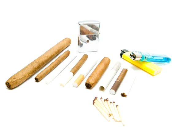 Спички, сигареты и различные зажигалки — стоковое фото
