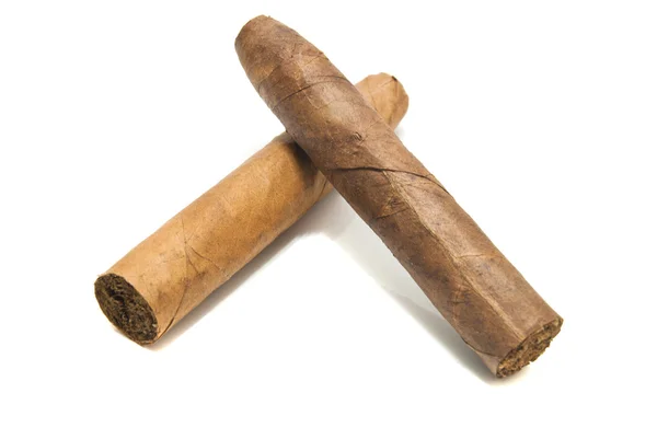 Dos cigarros cubanos sobre blanco — Foto de Stock