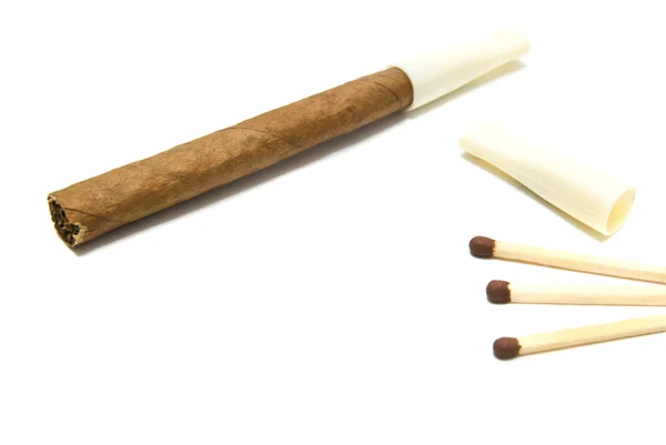 Cigarillo et allumettes sur blanc — Photo
