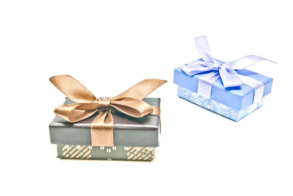 Due confezioni regalo diverse su bianco — Foto Stock