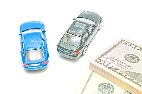 Zwarte en blauwe auto's in de buurt van de rekeningen — Stockfoto