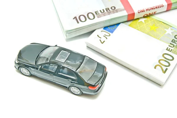 Eurobiljetten en zwarte auto — Stockfoto