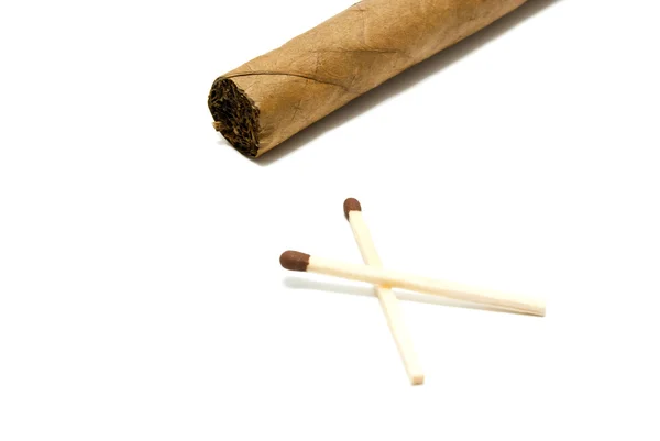 Cigarr och matcher på vit — Stockfoto