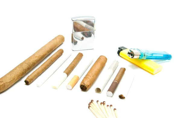 Odpovídá, cigarety a zapalovače na bílém — Stock fotografie