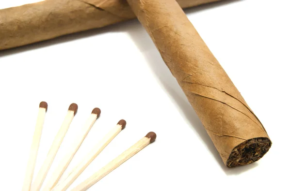 Dos cigarros y cerillas cubanos — Foto de Stock