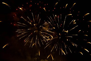 gece gökyüzünde iki sarı havai fişek