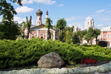 flowerbed yakınındaki antik manastır bina