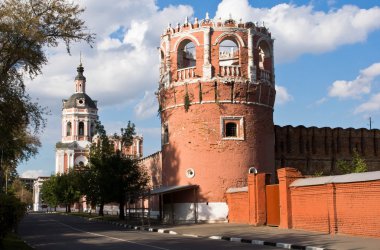 Sokağın karşısındaki Manastırı görünümünü